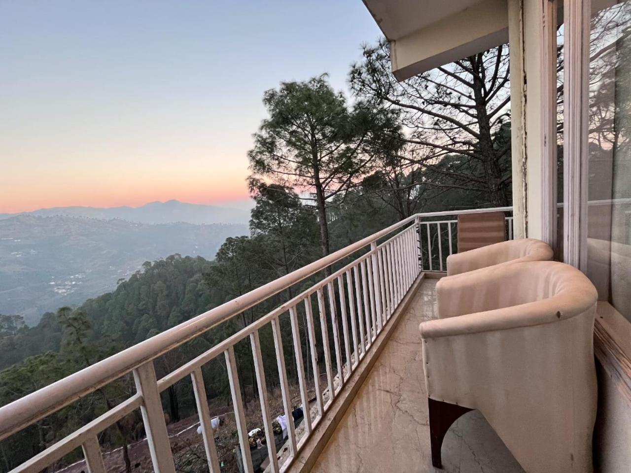 Hotel Tribe View - Away From City Hustle !! Top Rated & Most Awarded Property !! A Peaceful Stay Kasauli Buitenkant foto